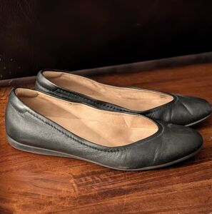 Naturalizer Leather Flats in Black